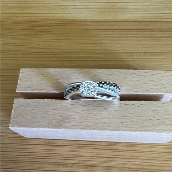 Elegant Silver Diamond Ring size5.5 - Picture 1 of 6